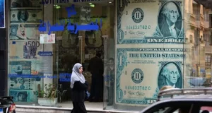 الجنيه المصري يهبط إلى مستوى تاريخي جديد مقابل الدولار